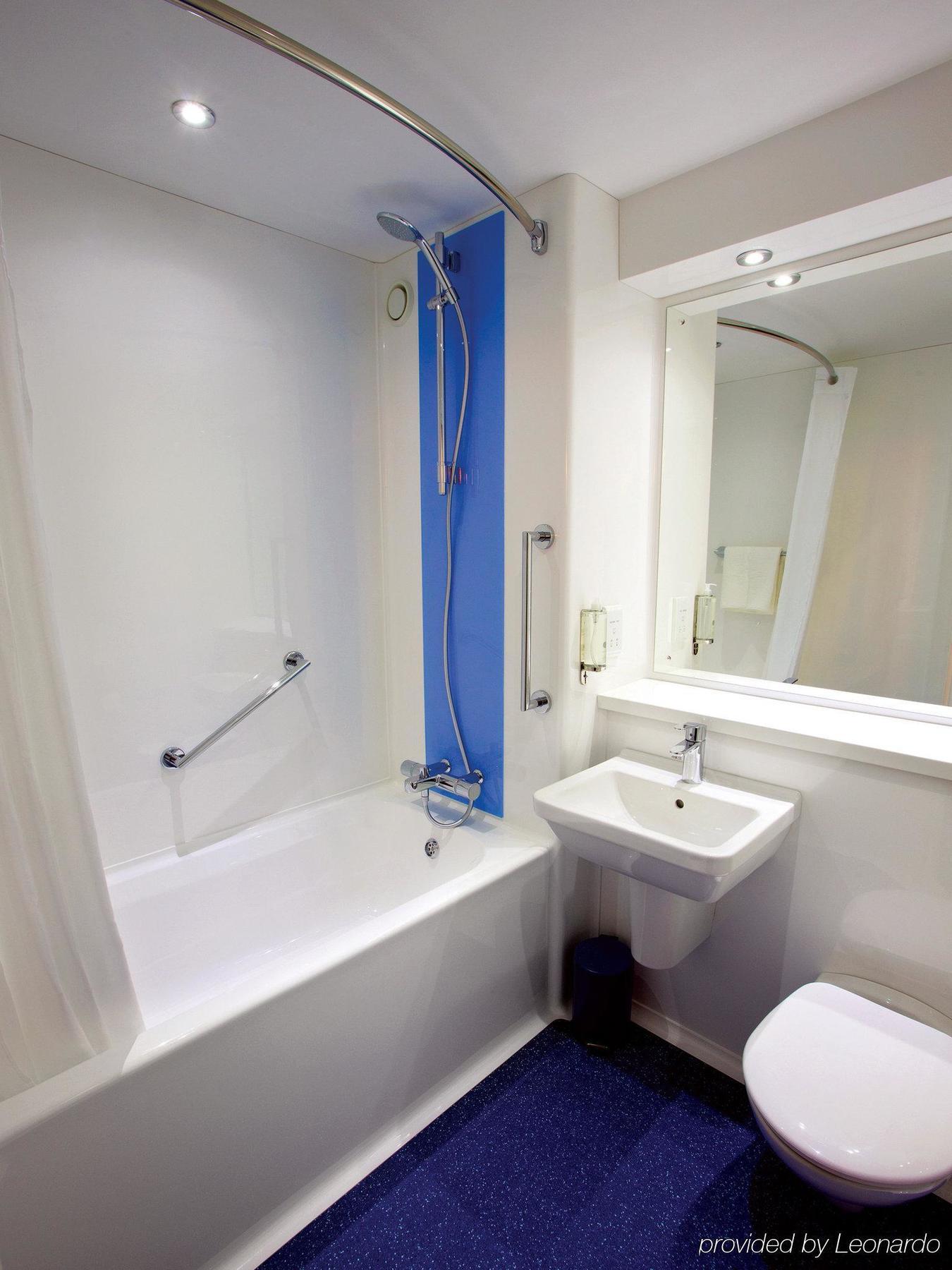 Travelodge Battersea London Exterior photo